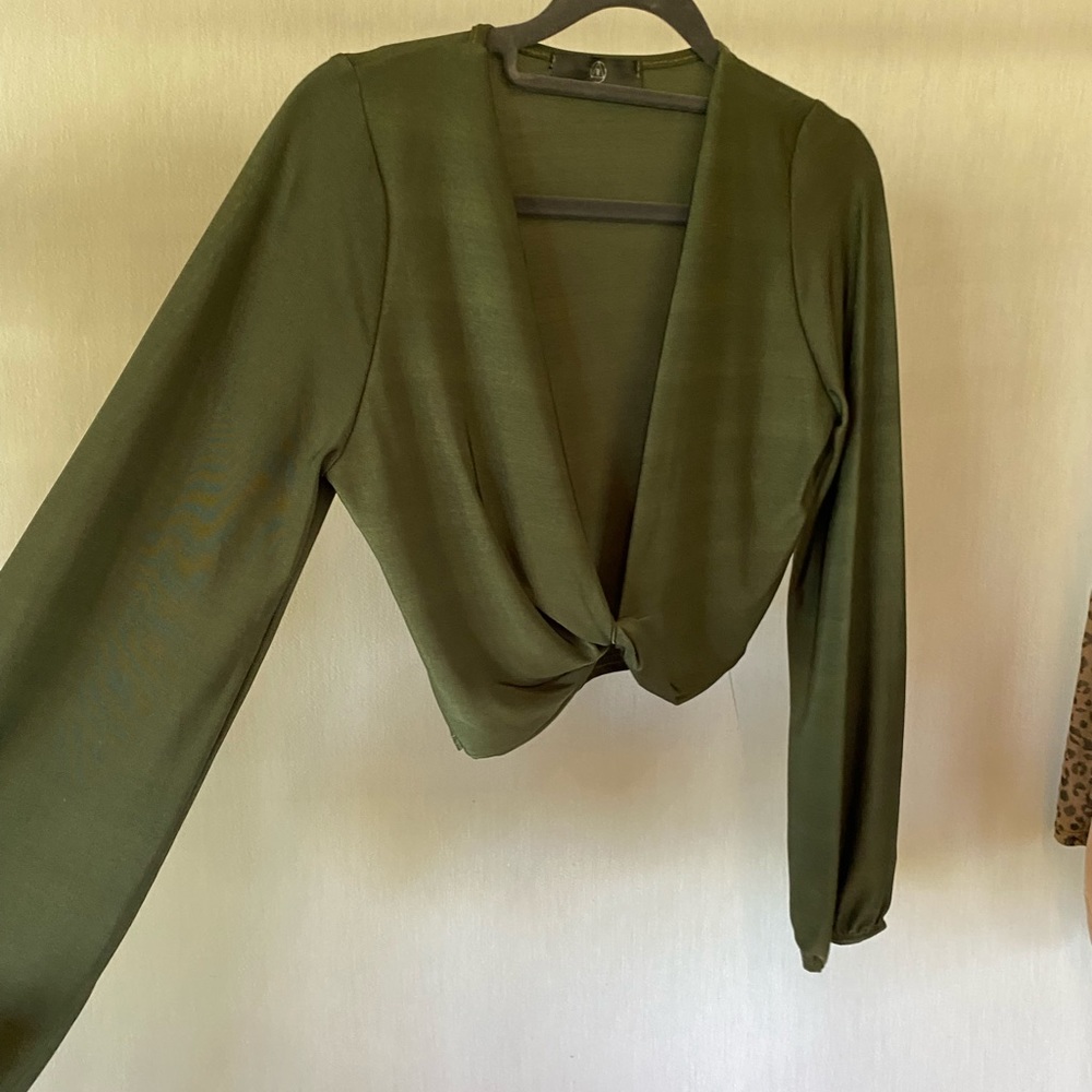 Twist front balloon sleeves crop top